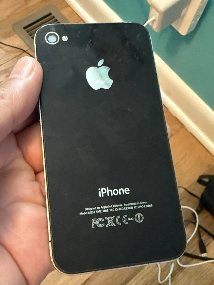 iPhone 4 16gb AT&T , Black , Works Great - Image 2 of 4