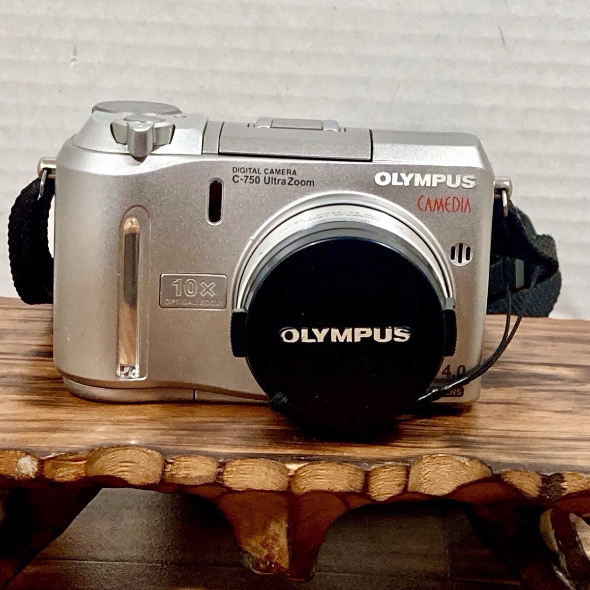 OLYMPUS C-750 Ultra Zoom デジタルカメラ Olympus CAMEDIA C-750 Ultra Zoom 4.0MP Digital Camera
