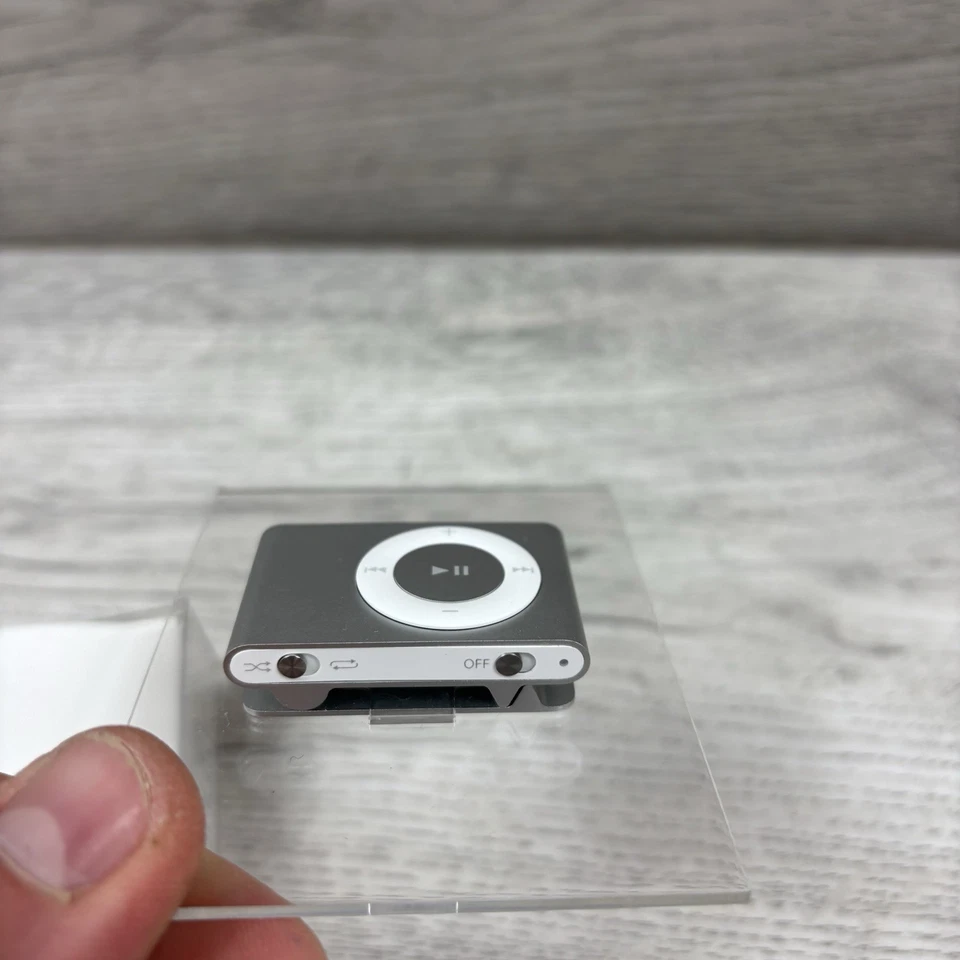 Apple iPod Shuffle A1204 1 GB Silver - 2nd Generation - Grade A (MB225LL/A) - Image 4 of 4