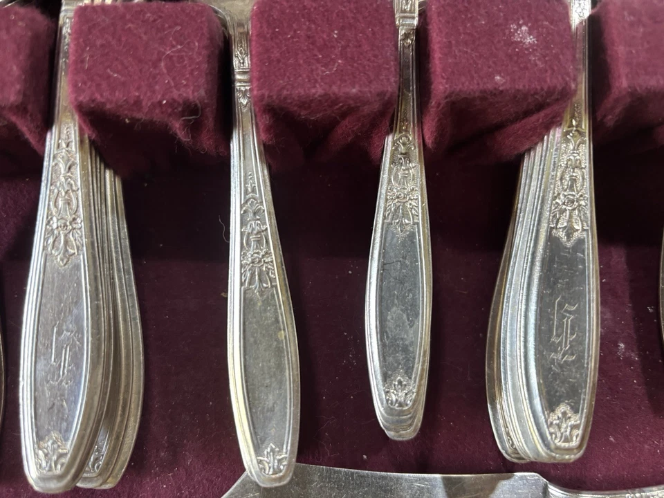 Cubiertos 1847 Rogers Bros IS chapados en plata 76 piezas con caja de madera con patas Foto 4 de 4