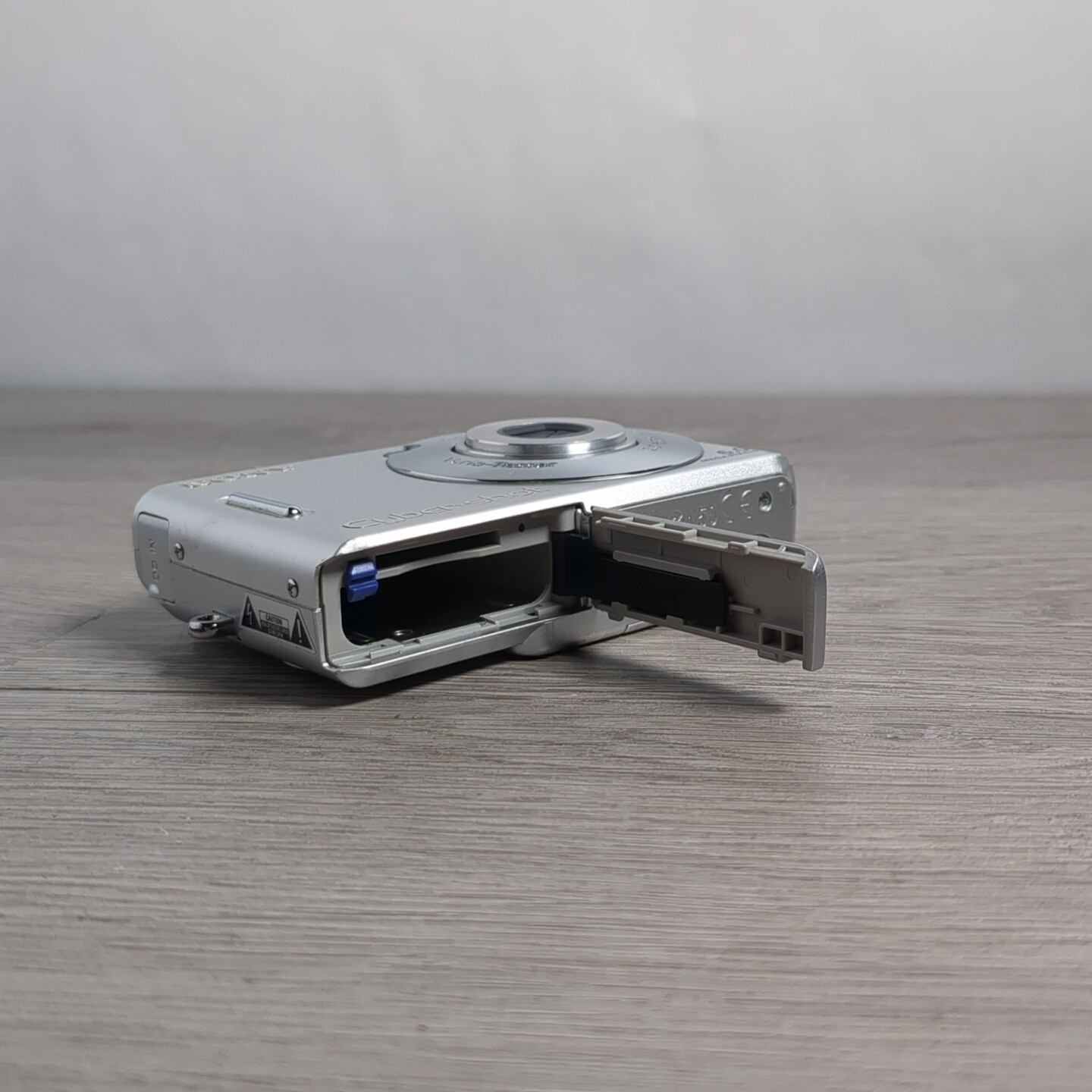 Sony Cyber-Shot DSC-W30 6.0MP Digital Camera - Silver - FOR PARTS