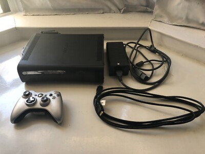 Microsoft XBox 360 Bundle - Black + Controller