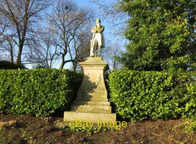 Foto 6x4 James Dorian M.D. Bolton The statue, in Queen's Park, Bolt c2013