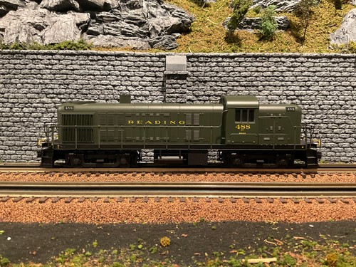 Atlas #0439-1 O Scale Reading RS-3 Diesel Locomotive w/TMCC & Sound. Road #488 - Picture 5 of 12