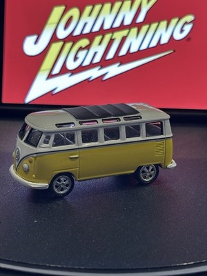 Johnny Lightning Volkswagen 1965 VW Samba Bus Yellow/White Two-Tone 1:64 NM