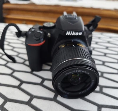 Nikon D5600 24,7 Mpix Appareil Photo Numérique avec AF-P DX 18-55 VR Objectif - - Photo 1/3