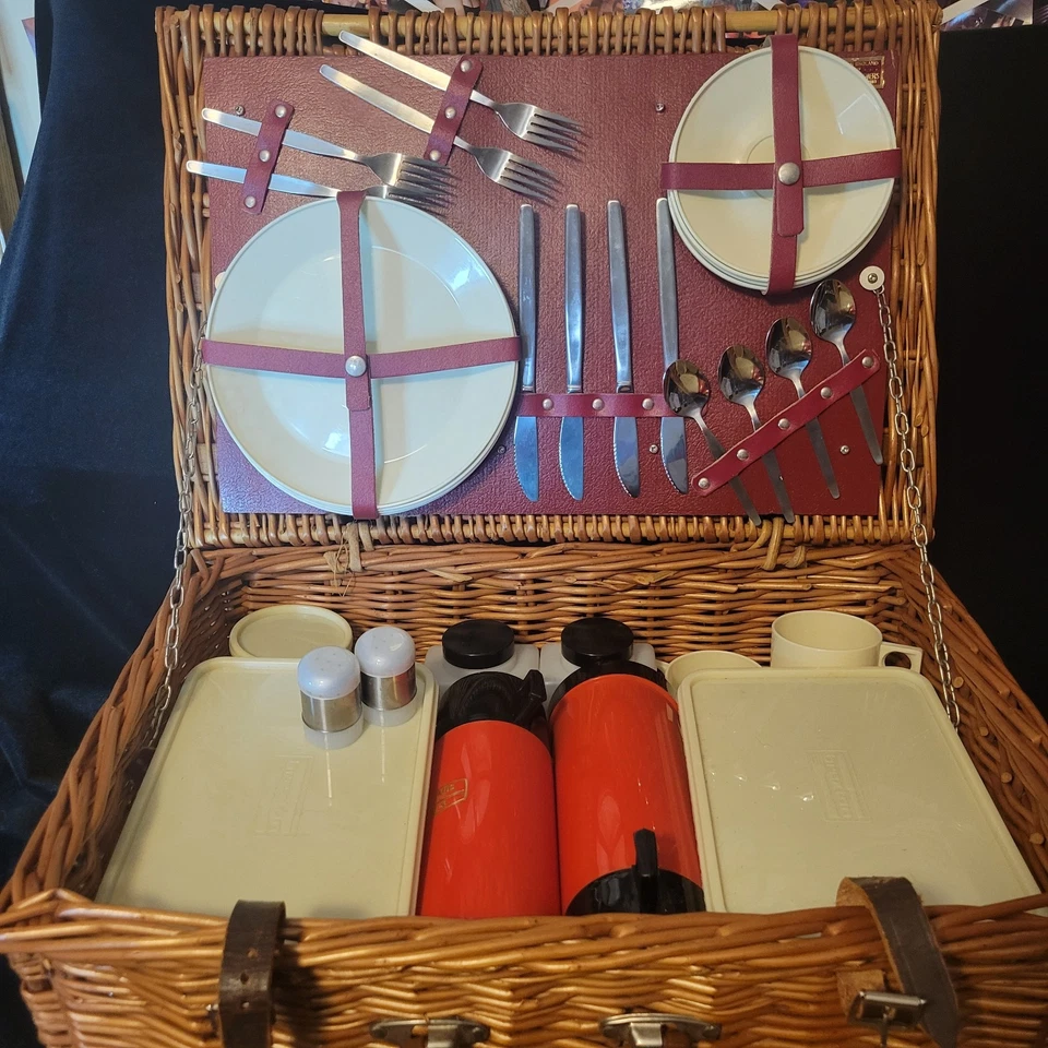 Винтажная корзина для пикника «Сделано в Англии для Brooks Brothers EST 1818» с Tableclth - Изображение 2 из 4