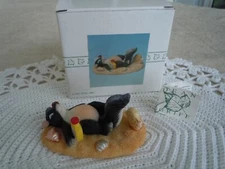 CHARMING TAILS   STEWARTS DAY IN THE SUN, 83/805 SKUNK SUMMER SAND BEACH