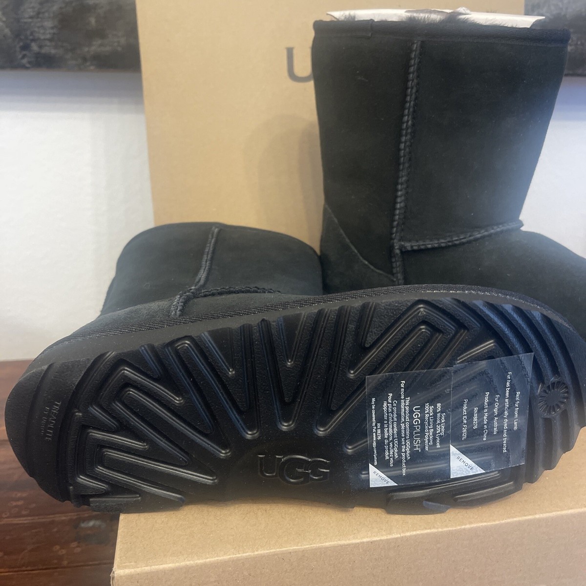 UGG Kids Classic II SHORT Boot 1017703K BLACK NEW SIZE 4 KIDS- 5.5