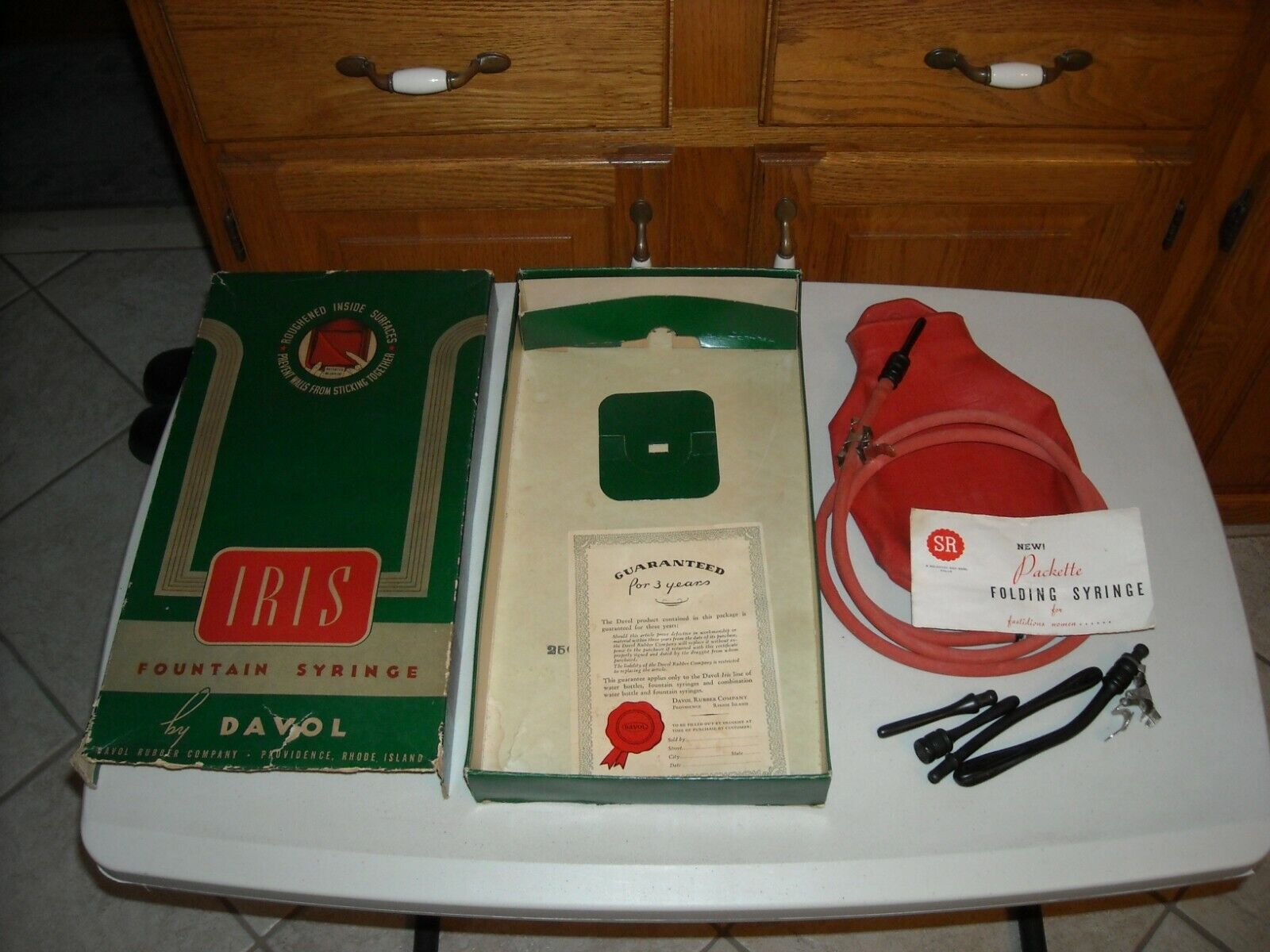 Vintage Seamless Packette Folding Fountain Syringe IN DAVOL IRIS BOX