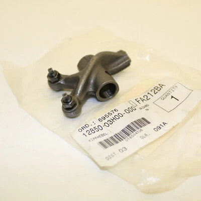 BASCULEUR DE SOUPAPE ECHAPPEMENT UH 200 BURGMAN 2007 - 2015 SUZUKI 12850-03H00 - Photo 1/2