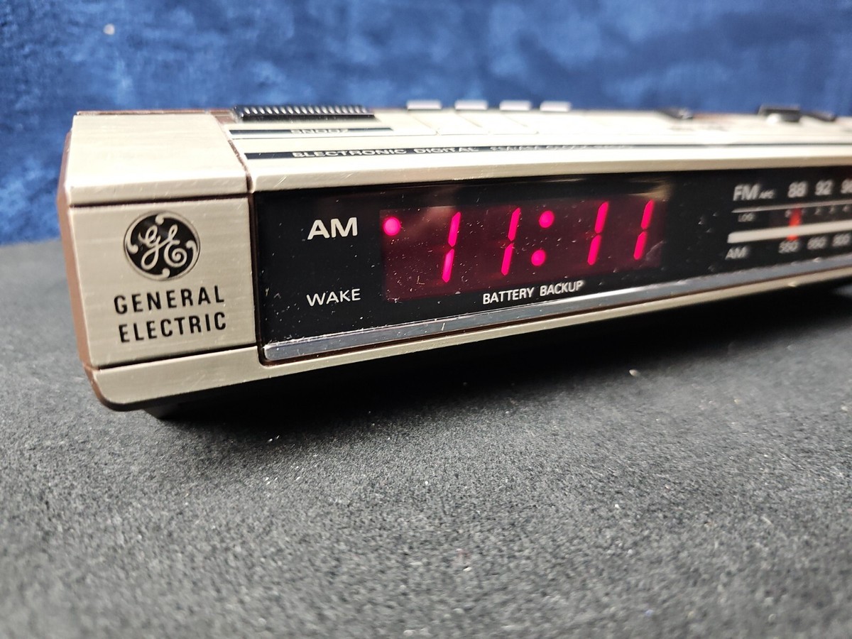General Electric ジェネラルエレクトリックAMFMクロックラジオ Vintage GE General Electric AM FM Radio Alarm Clock Model 7-4601A