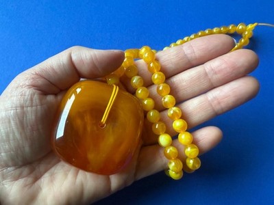 WUNDERSCHÖNES BOHO-HALSKETTEN MIT ANHÄNGER AUS GESCHMOLZENEM BERNSTEIN   