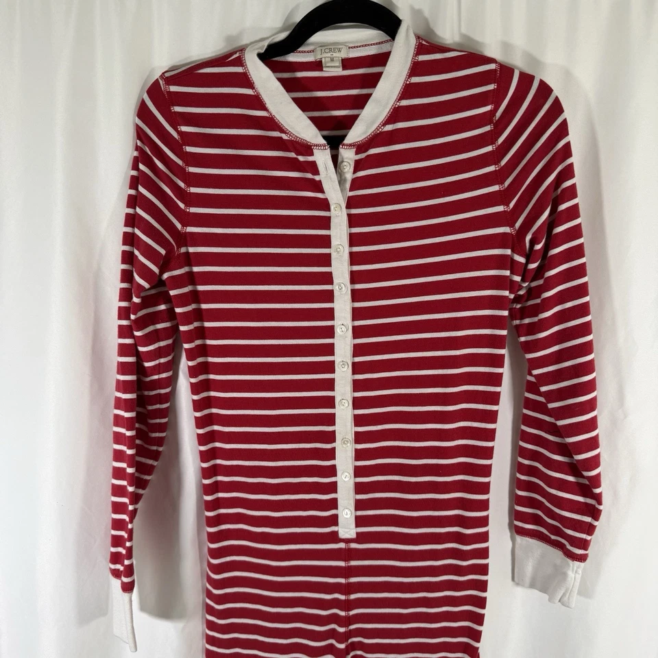 J. Traje de pijama Crew para mujer mediano mediano rojo a rayas con botones manga larga Foto 2 de 4