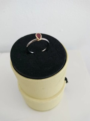 anillo plateado con piedra roja