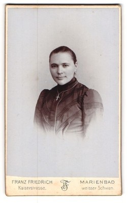 Fotografie Franz Friedrich, Marienbad, Kaiserstrasse, Junge Dame mit Kreuzkette 