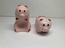 Juego de coctelera de sal y pimienta Makin’ Bacon Naughty Pigs con tapones de A Gift Corp