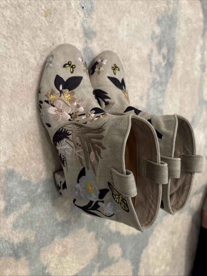 Este botín floral cómodo Laurence Decade Paris de lujo ideal para todo Foto 2 de 4