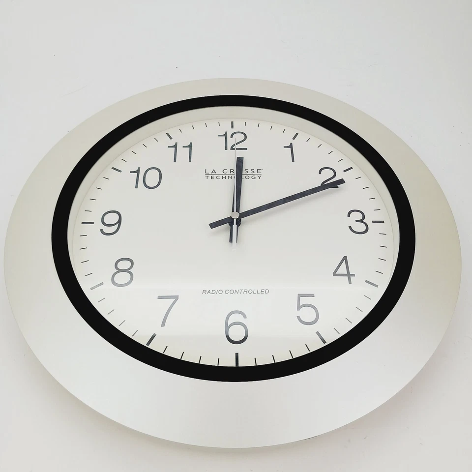 Atomic Clock With Radio Controlled Self Setting Time. White La Crosse Technology - Image 2 of 4