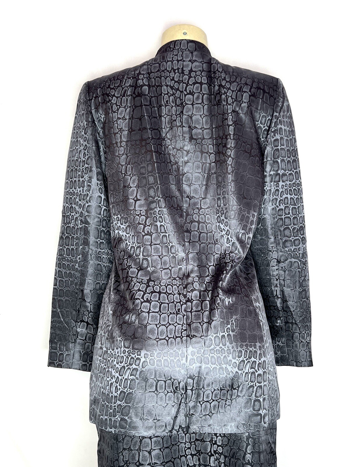 VINTAGE TRAVIS AYERS DARK GRAY 100% SILK 3 BUTTON SKIRT SUIT