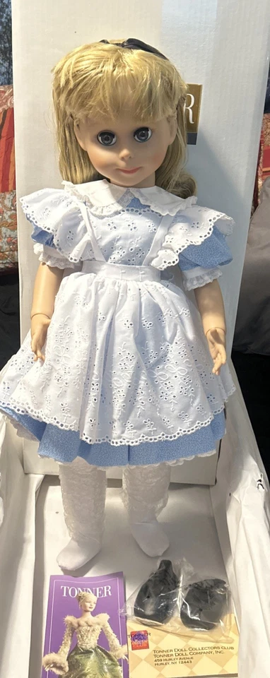 Boneca Betsy McCall Tonner vestido azul cabelo loiro colecionável com acessórios - Imagem 2 de 4