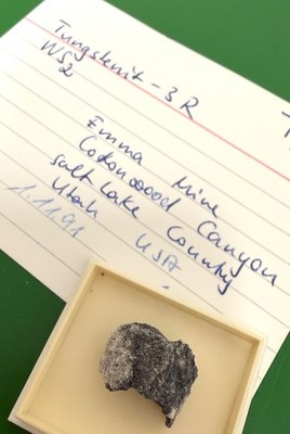 Tungstenit,  Emma Mine, Cottonwood Canyon, Utah, USA, 2x1x1 cm