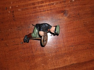 Fahrerfigur mit Lenkrad für altes Blechauto