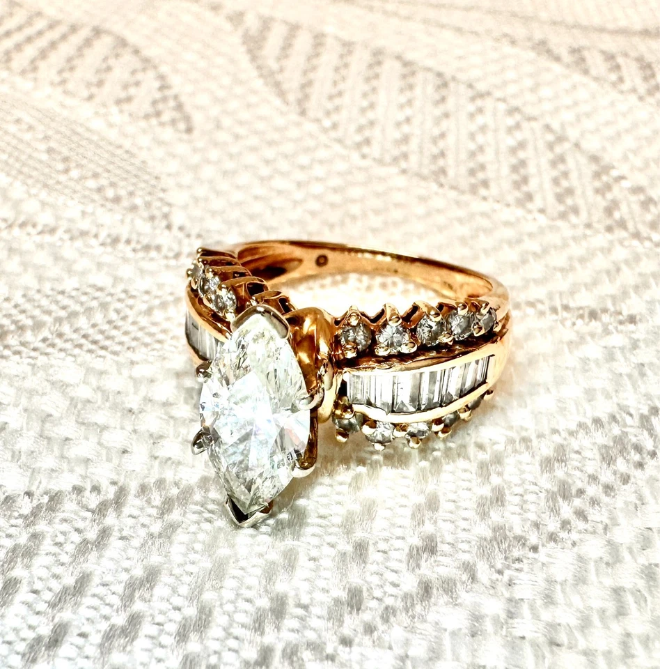 Anillo de compromiso de diamantes marquesa 1,30 quilates, banda de diamantes baguette, usado Foto 3 de 4