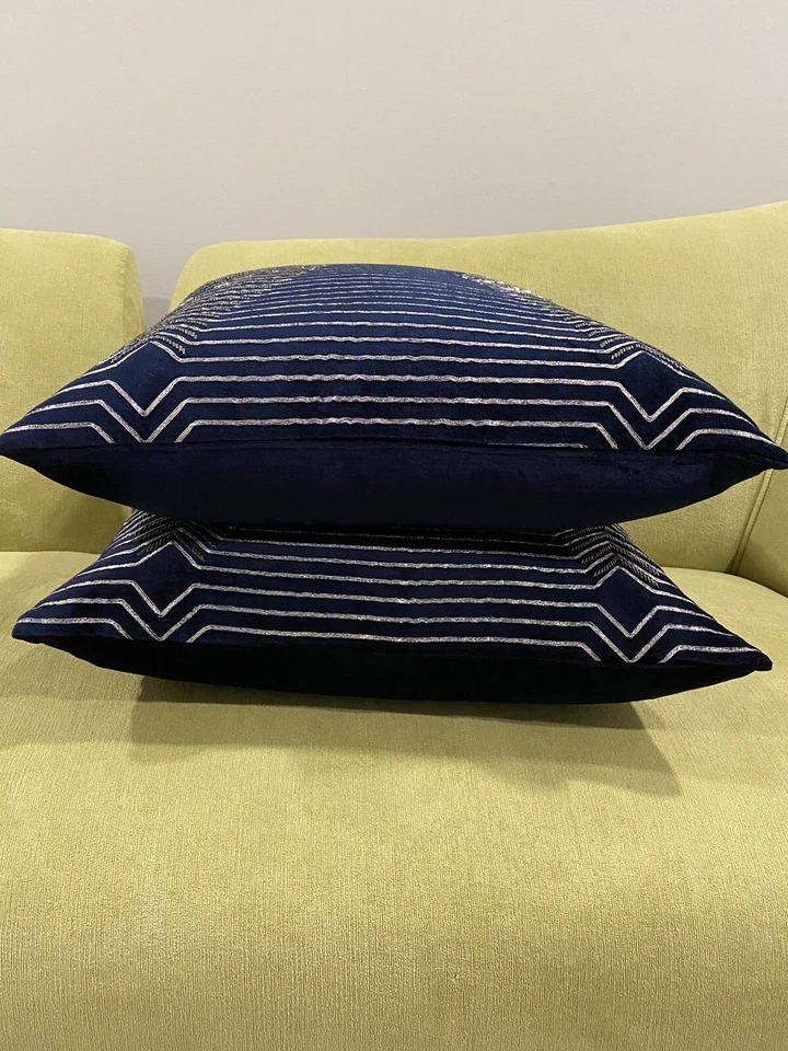 Almohada decorativa Callisto Home terciopelo azul plata cuentas 20x20 Foto 2 de 4