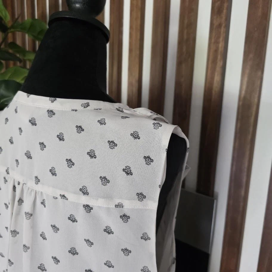 H&M 连衣裙女式 US 10/M- 无袖荷叶边花卉印花纽扣夏季 — 第 3/4 张图片