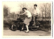 Fotografie junges Paar auf ihrem Jawa Motorrad 