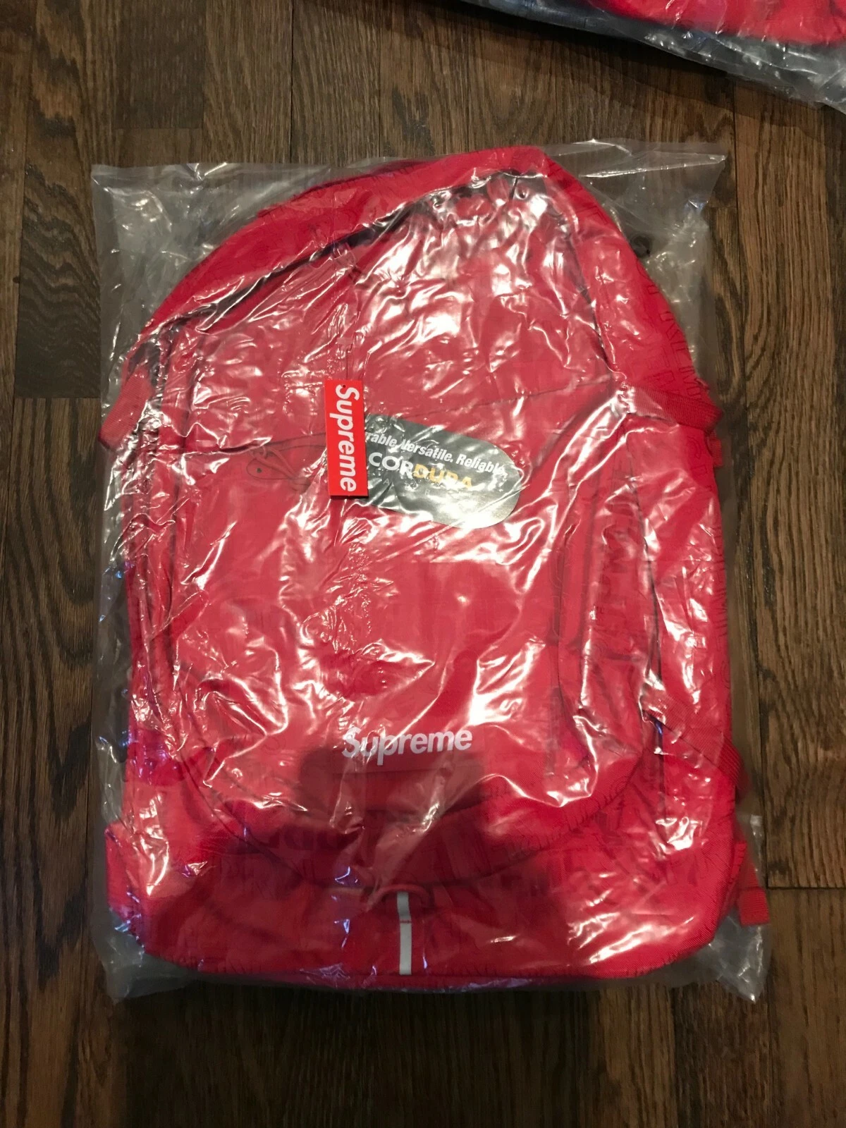 Sac à dos rouge DSWT Supreme SS19 EN MAIN 100 % authentique ! expéditions ASAP