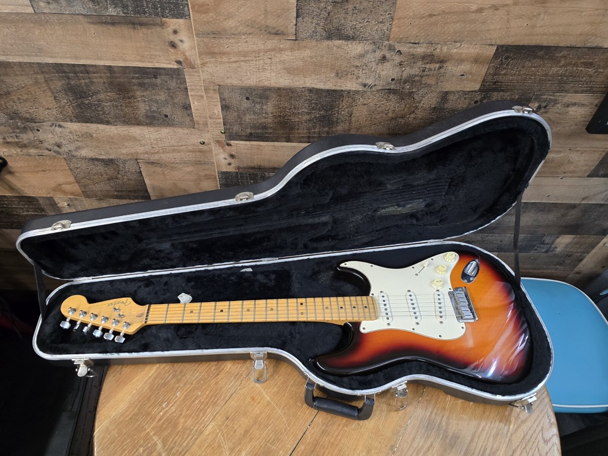 1995 Fender American Standard Stratocaster - Sunburst W/Ohsc 1995 Fender American Standard Stratocaster - Sunburst W/Ohsc