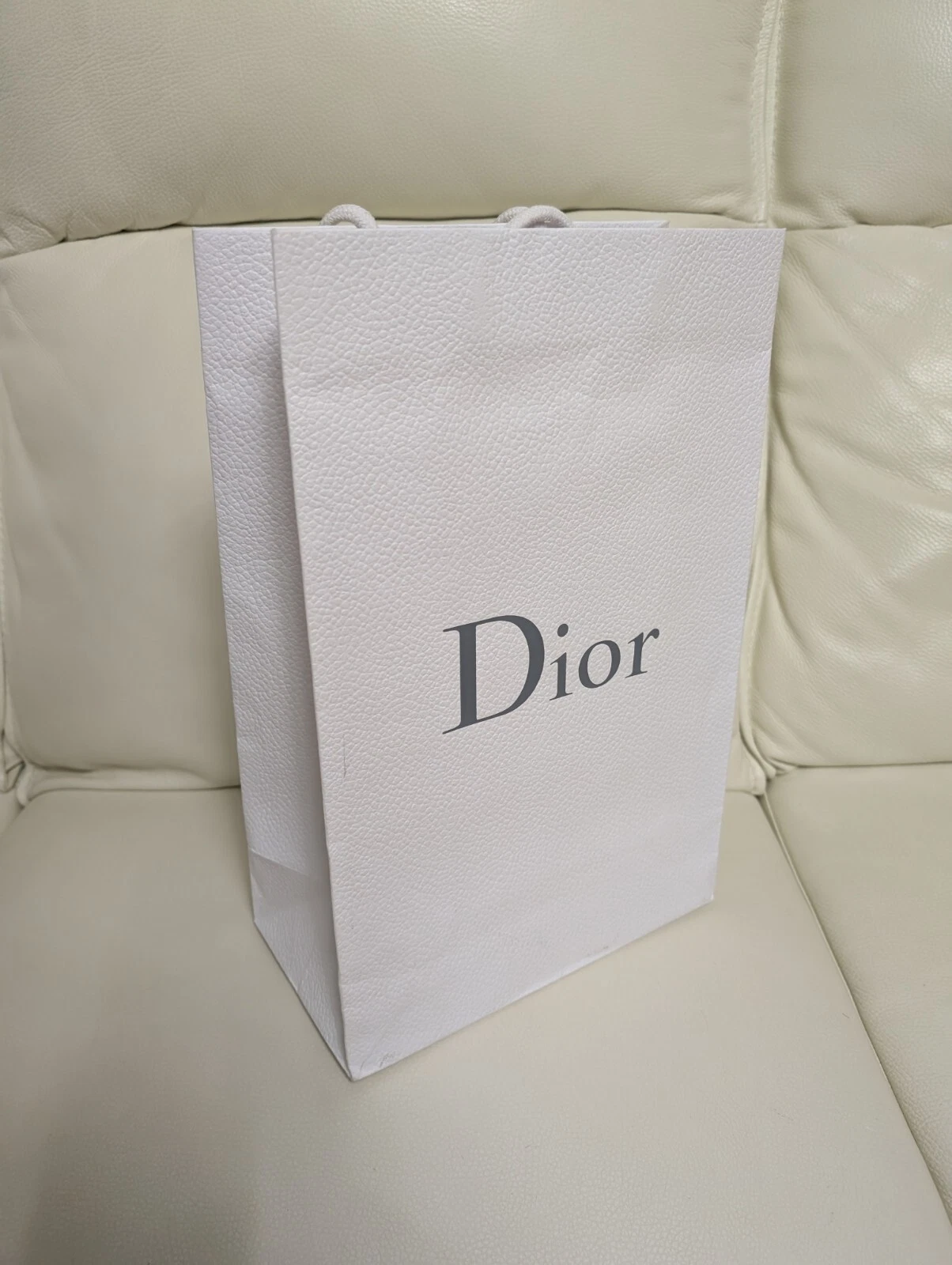 Authentique sac cadeau Dior sac papier taille moyenne 13 x 38 x 25 cm   blanc