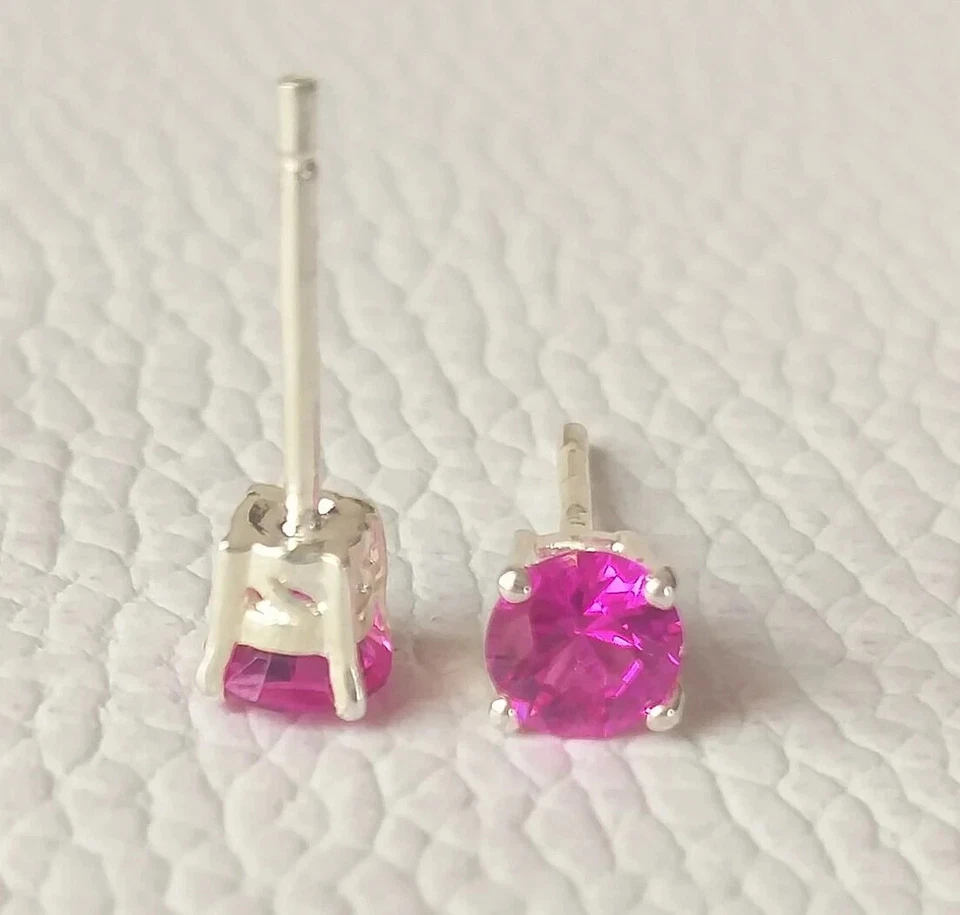 Pendientes pequeños de plata de ley 925 con pasador de rubí de 3 mm, 4 mm con piedra de nacimiento de circonita cúbica Foto 2 de 2