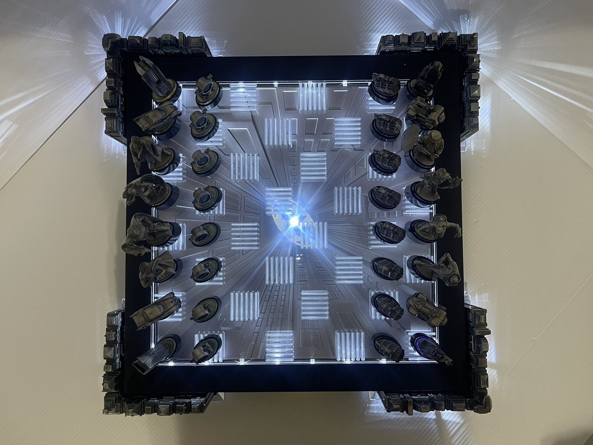 BATMAN GOTHAM CITY LED PROJECTION CHESS SET NOBLE COLLECTION