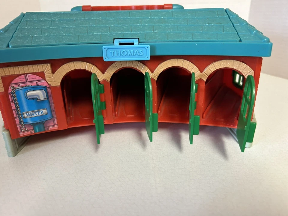Estuche de transporte Thomas the Train & Friends Roundhouse Station para jugar Foto 3 de 4