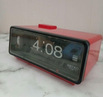 SEIKO Flip Clock QN450R rotes Gehäuse angetrieben von C-Zellen-Batterien...