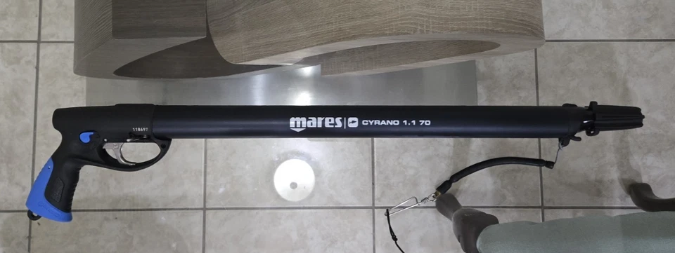 Mares Cyrano 1.1 70cm Pneumatic Speargun with Loader Pump Spear Gaff & Case - Image 3 of 4