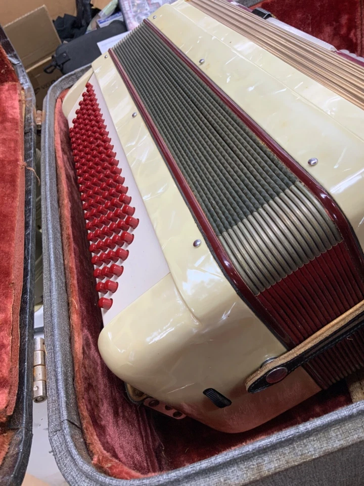 Аккордеон Scandalli сделано в Италии с чехлом N7/2 - Изображение 4 из 4