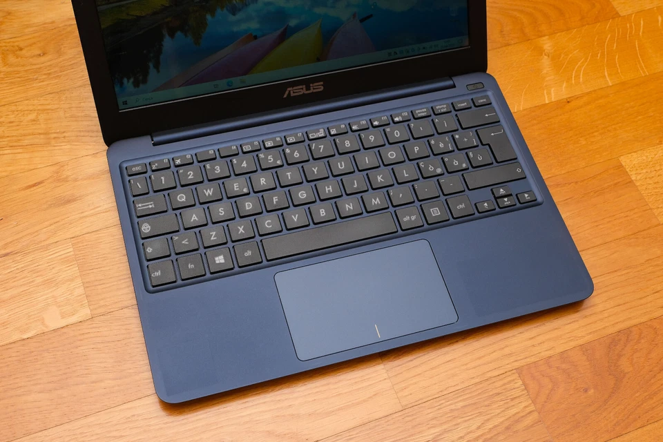 Asus X205TA Intel Atom Quadcore Z3735F 2gb RAM 32gb SSD Windows 10 - Imagen 2 de 4