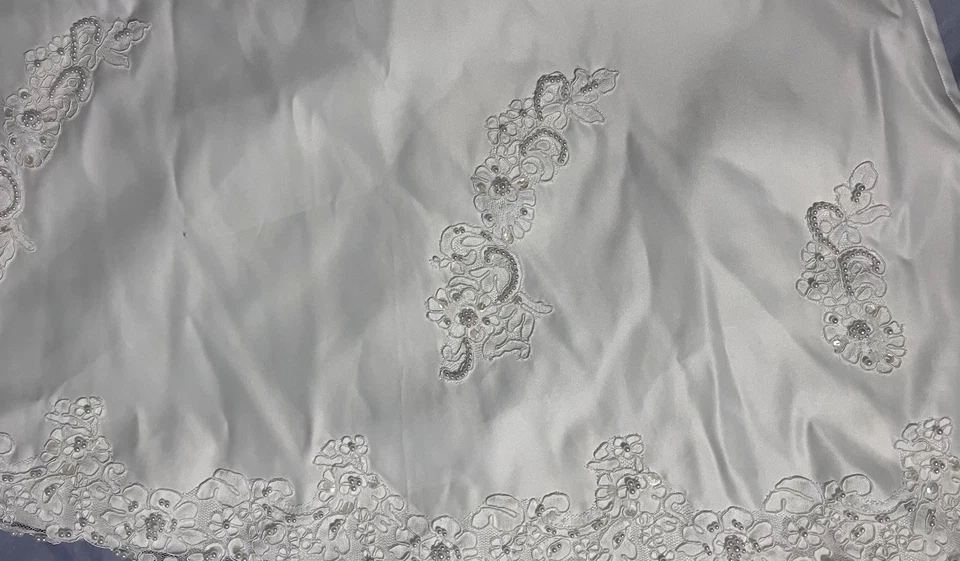 Vintage Bridal Gown With Veil And Train By Sweet Gowns Unknown Size - Image 4 of 4