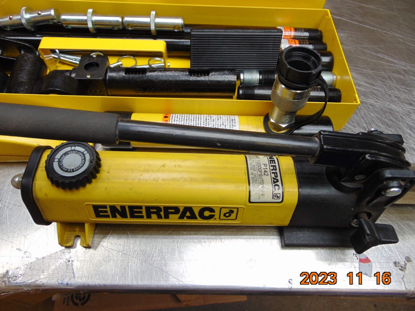 ENERPAC® MS24 HYDRAULIC CYLINDER AND HAND PUMP SET, 33 PIECES, 2.5 TON