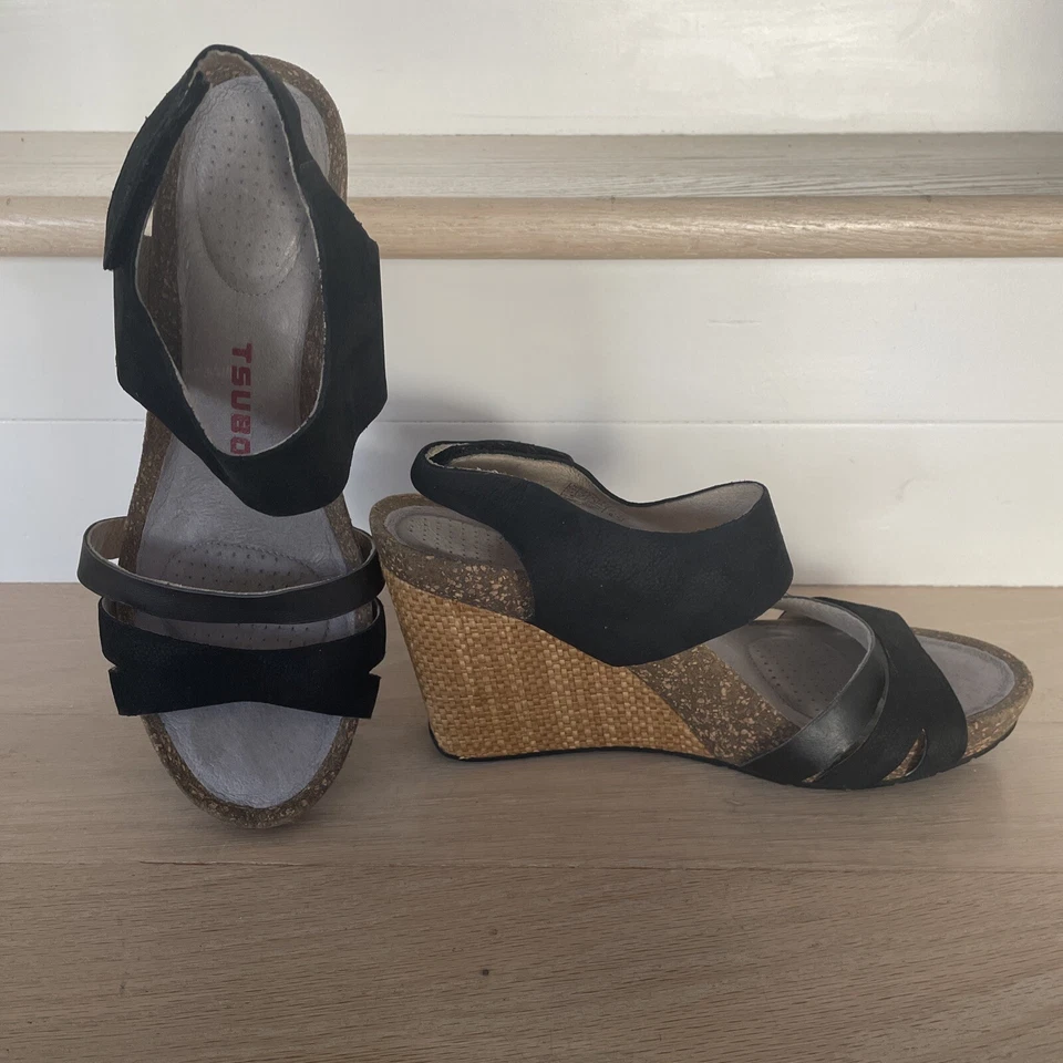 Zapatos Sandalias Tsubo Talla 8.5/39.5 EUNilanti Negro Gamuza Cuña Ajustable Espalda NUEVO Foto 2 de 4