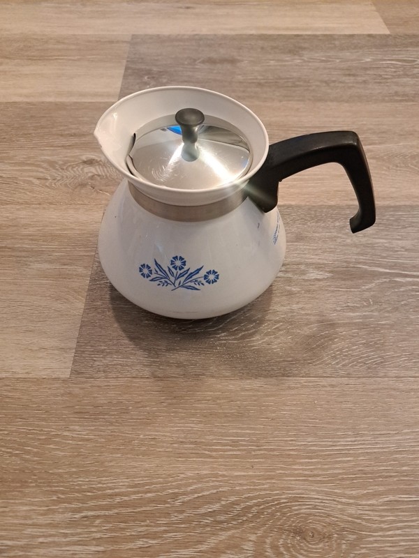 Circa 1970-1990 vintage Corningware 6 cup teapot