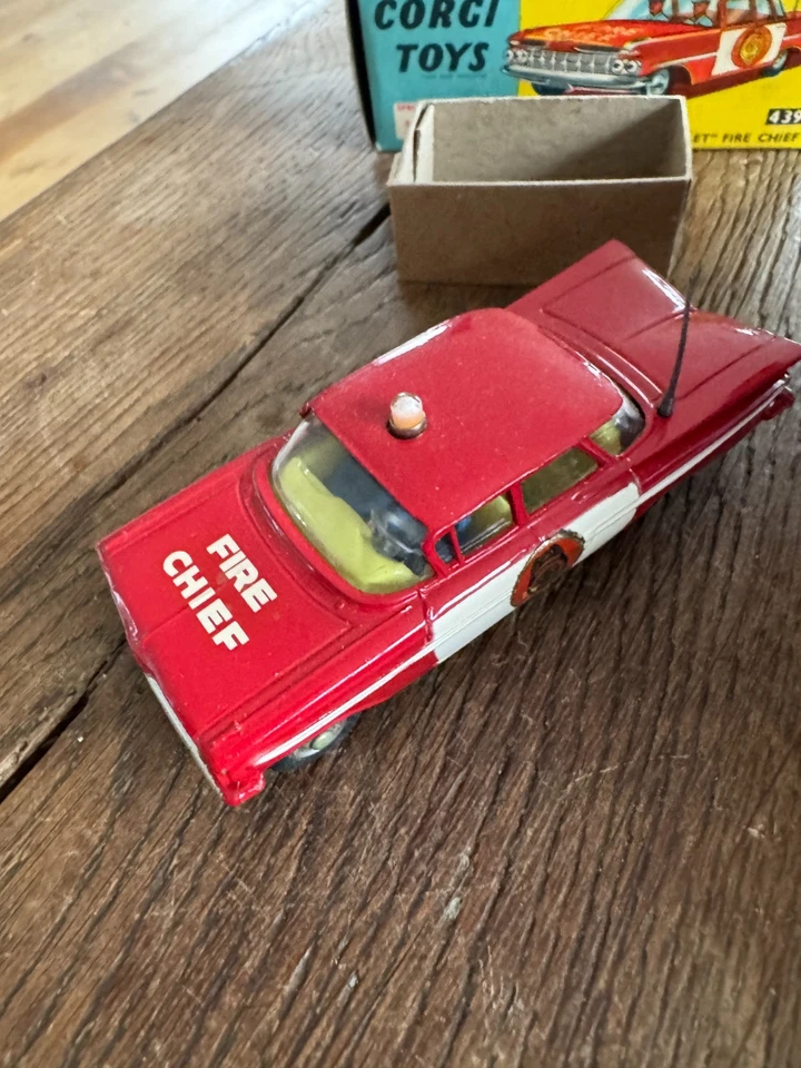 CORGI TOYS "CHEVROLET IMPALA FIRE CHIEF" REF 439 BOITE D'ORIGINE MADE IN ENGLAND - Photo 2/4