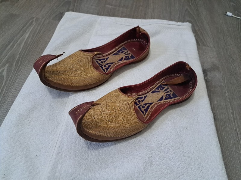 VINTAGE ARABIAN PERSIAN GENIE LEATHER HANDMADE EMBROIDERED CURLED CURL TOE SHOES