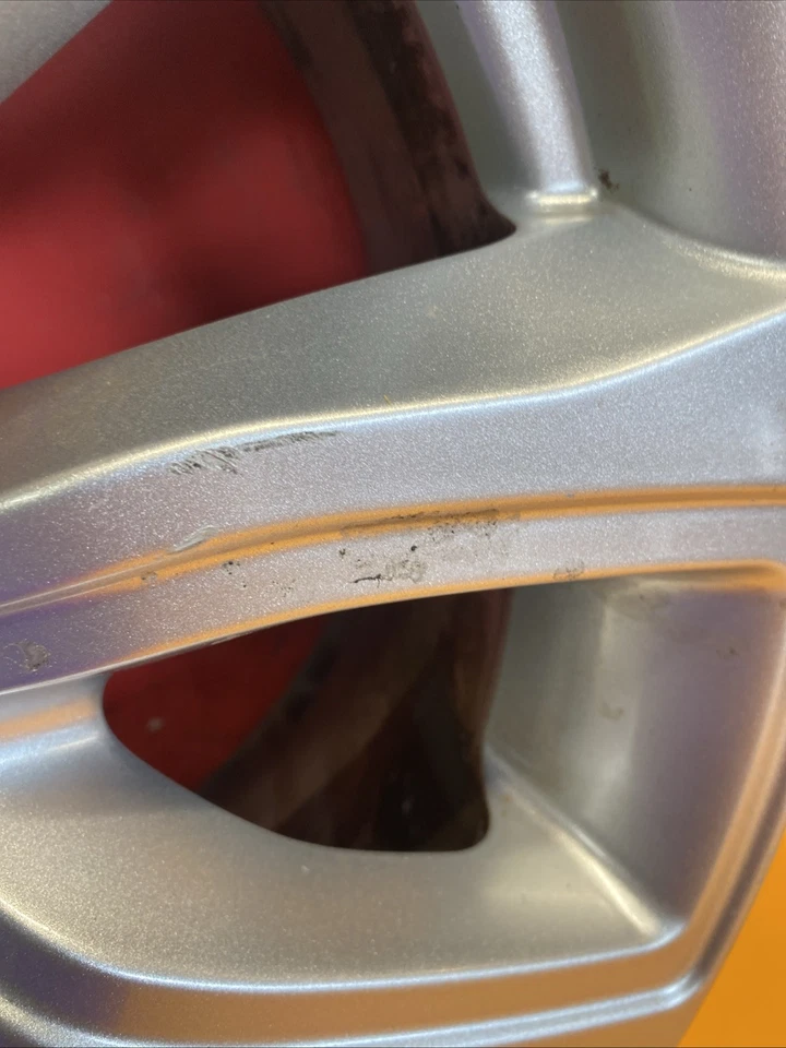 Range Rover Evoque 2016 llanta OEM 18x8 5 radios Foto 2 de 4