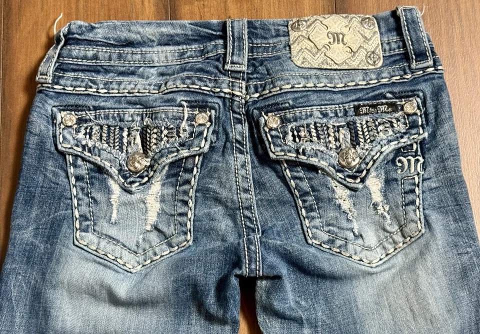 Miss Me 签名腰靴型牛仔裤装饰闪亮翻盖口袋,尺寸 25x32 — 第 3/4 张图片