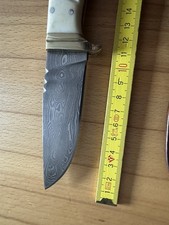 Damast - Jagdmesser mit aufwendiger Stecklederscheide